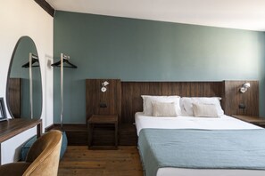 1 bedroom, desk, WiFi, bed sheets