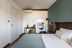 1 bedroom, desk, WiFi, bed sheets