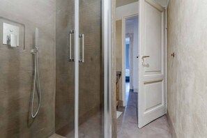 Dusche, Haartrockner, Bidet, Handtücher