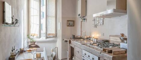 冷蔵庫、電子レンジ、オーブン、コンロ