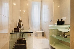 Dusche, Whirlpool, Bidet, Handtücher