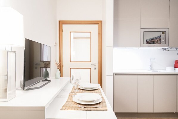 Fridge, microwave, stovetop, coffee/tea maker - Easylife - Cozy flat at Colonne di San Lorenzo (Milano)