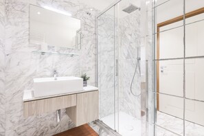 Dusche, Haartrockner, Bidet, HandtĂŒcher