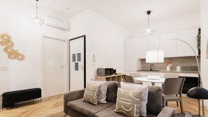 A modern apartment with a living room, kitchenette, and dining area. - Easylife - Oasis of style 10min from Duomo (Milano)