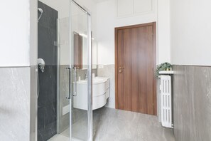 Dusche, Haartrockner, Bidet, Handtücher