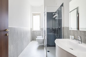 Douche, séchoir à cheveux, bidet, serviettes fournies