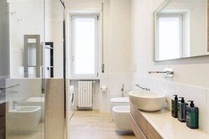 Shower, hair dryer, bidet, towels - Easylife - Colored and spacious flat close to Navigli (Milano)