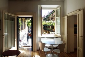 Dining - Easylife - Naviglio, sweet dreams in the heart of the fun (Milano)