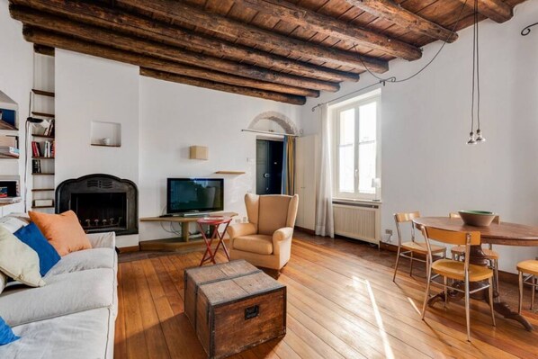 Living area - Easylife - Enchanting duplex on the rooftops in the heart of the Navigli (Milano)