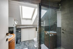Shower, bidet - Easylife - Enchanting duplex on the rooftops in the heart of the Navigli (Milano)