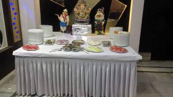 Desayuno continental diario (INR 250 por persona)