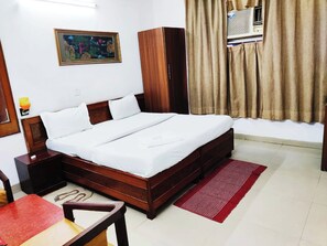 Deluxe Room | Desk - Hotel Redbury (Ghaziabad)