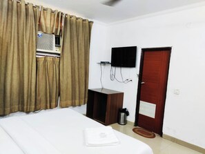 Deluxe Room | Desk