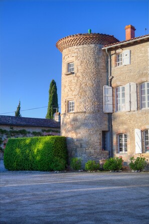 Exterior - Mutley Barn over looks the unspoilt country-side with floor to ceiling windows. (Beauville)