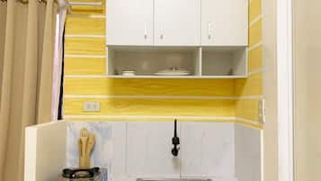 Fridge, stovetop, electric kettle, cookware/dishes/utensils