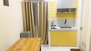 Fridge, stovetop, electric kettle, cookware/dishes/utensils