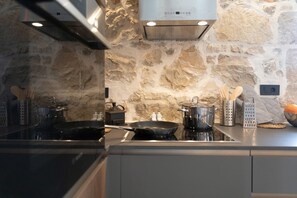 Jääkaappi, mikroaaltouuni, uuni, astianpesukone