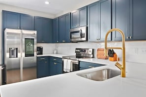 Fridge, microwave, oven, stovetop - Penny Lane / Park Circle / 15m dwtn CHS (North Charleston)