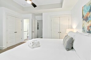 2 bedrooms, desk, iron/ironing board, travel cot - Penny Lane / Park Circle / 15m dwtn CHS (North Charleston)