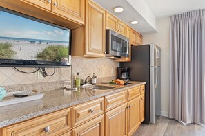 Køleskab, mikrobølgeovn, kaffe-/temaskine, brødrister