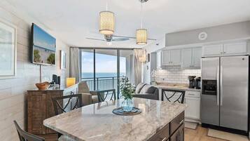 Réfrigérateur, four à micro-ondes, un four, surface de cuisson