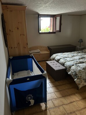 1 dormitorio, tabla de planchar con plancha, wifi y ropa de cama