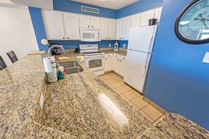 Fridge, microwave, oven, stovetop - New 3BR at Paradise Resort,King Suite,Pools,Views! (Myrtle Beach)