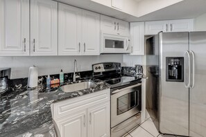 Kylskåp, mikrovågsugn, ugn och spishäll