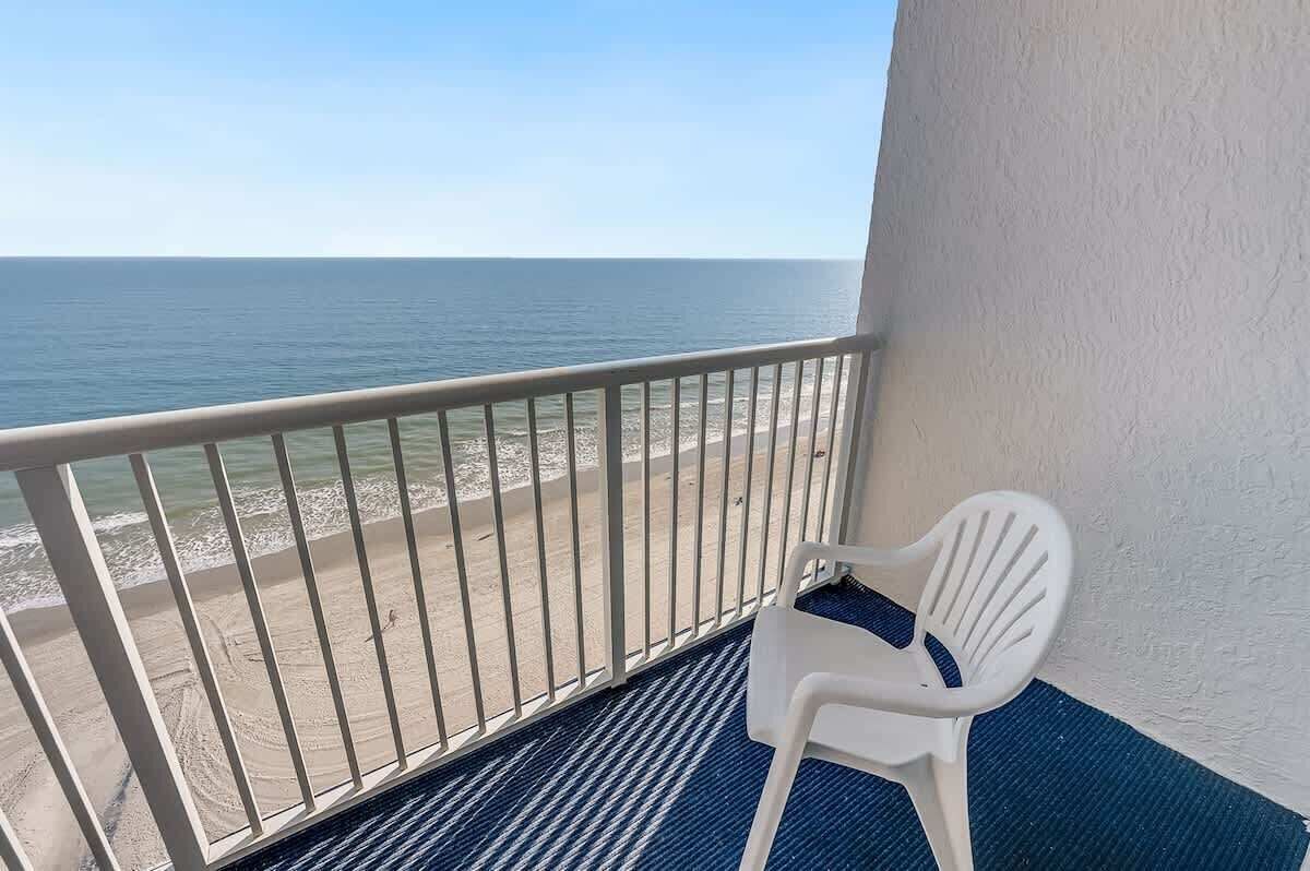 Un balcone con vista sulla spiaggia e sull'oceano.