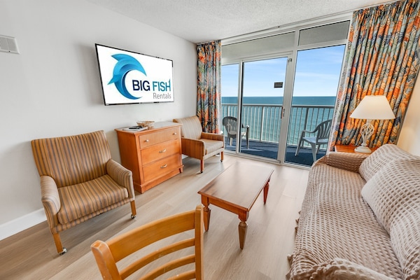 Living Room with Stunning Views🌊☀️