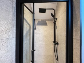 Douche, sèche-cheveux, serviettes fournies, savon