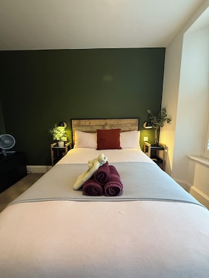 4 habitaciones, tabla de planchar con plancha y cuna de viaje