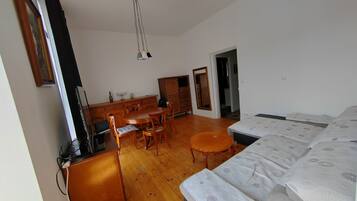 2 bedrooms, iron/ironing board, WiFi
