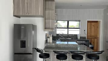 雪櫃、微波爐、焗爐、爐具