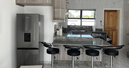 Cosy newly built cottage in the leafy suburb of Helensvale. Family-friendly!