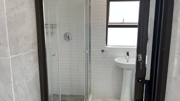 Douche, sĂšche-cheveux, serviettes fournies, savon
