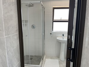 Dusche, Haartrockner, Handtücher, Seife
