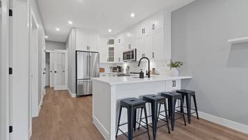 Réfrigérateur, micro-ondes, four, plaque de cuisson