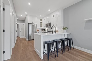 Kylskåp, mikrovågsugn, ugn och spishäll