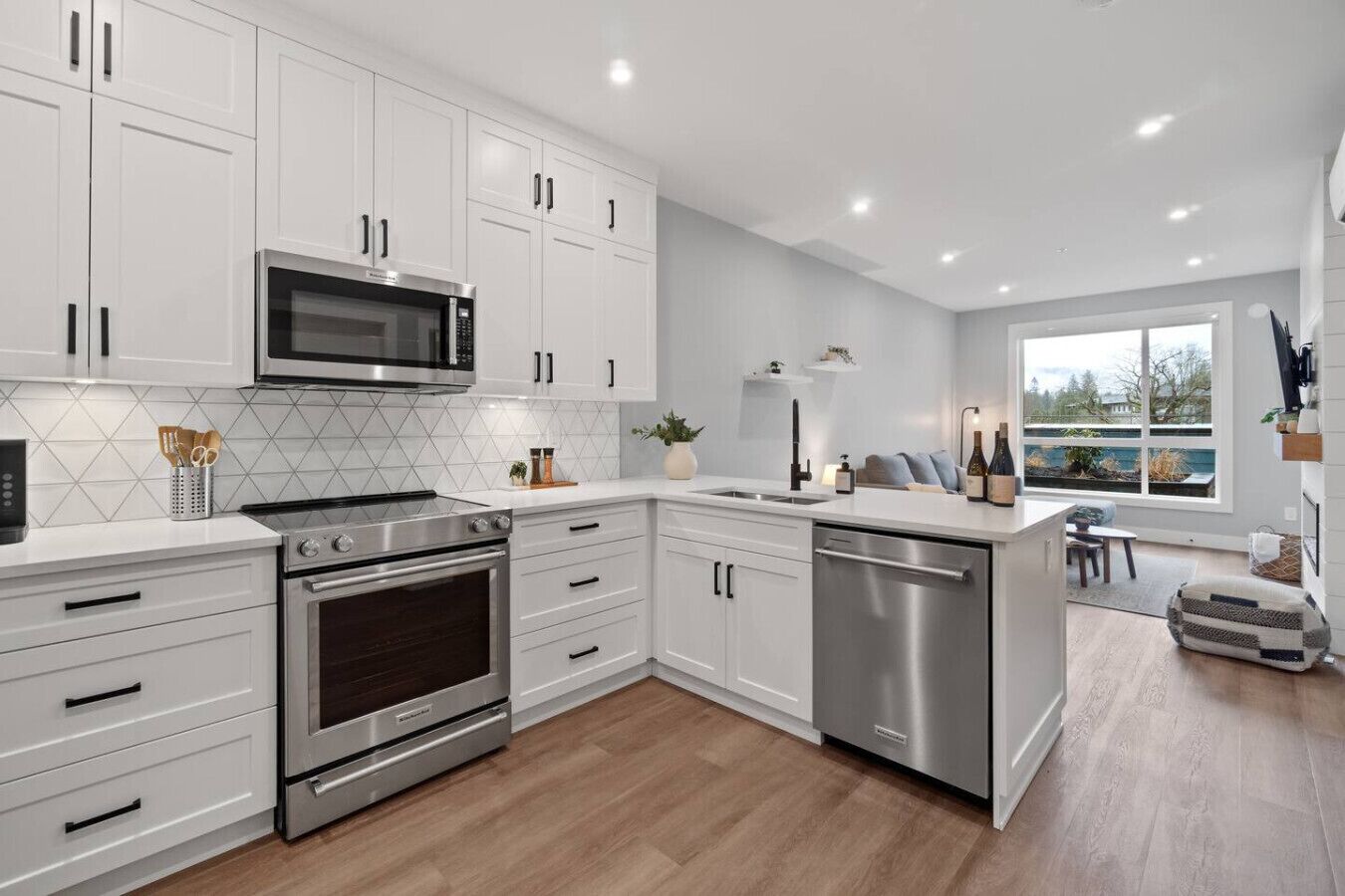 冷蔵庫、電子レンジ、オーブン、コンロ