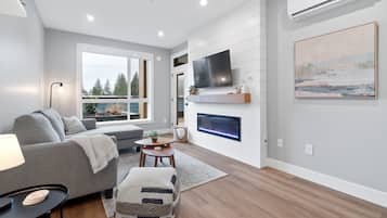 Smart TV, fireplace