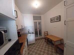 Microwave, oven, stovetop, dishwasher - Location Cure Vacances T2 51m2 La Bourboule Massif du Sancy (La Bourboule)