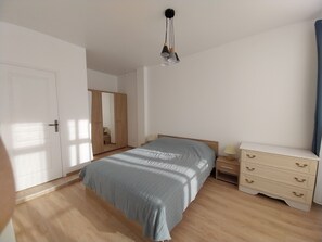 1 slaapkamer, een strijkplank/strijkijzer, wifi