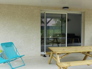 Outdoor dining - Charming house in Saint-Rémy-en-Rollat with terrace and pets allowed (Saint-Rémy-en-Rollat)
