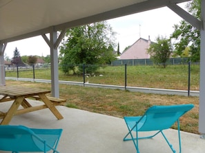 Outdoor dining - Charming house in Saint-Rémy-en-Rollat with terrace and pets allowed (Saint-Rémy-en-Rollat)