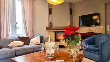 Una televisión, una chimenea