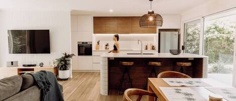 Kühlschrank, Mikrowelle, Ofen, Herdplatte