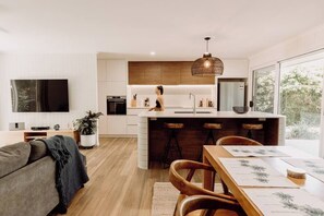 Køleskab, mikrobølgeovn, ovn, kogeplade