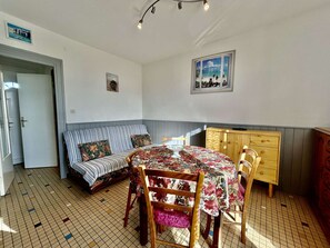 Dining - Comfortable studio in Saint-Cyprien, near beach, balcony, parking, pets allowed (Saint-Cyprien)