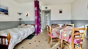 Room - Comfortable studio in Saint-Cyprien, near beach, balcony, parking, pets allowed (Saint-Cyprien)